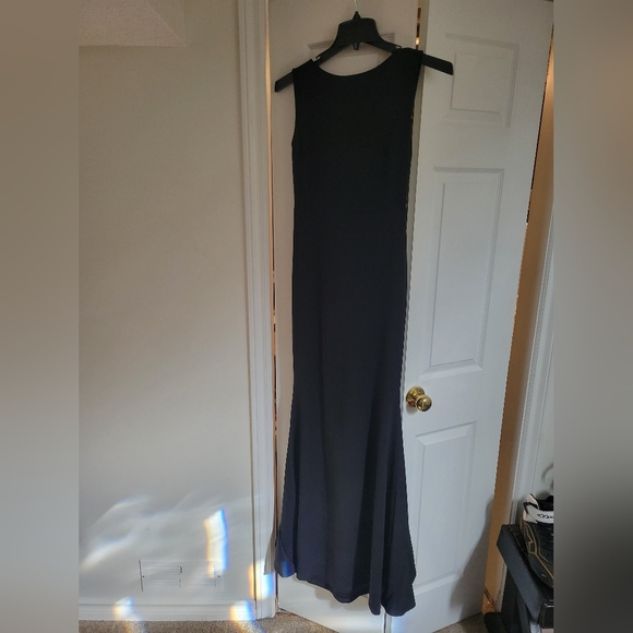 Black Gown - Picture 4 of 4